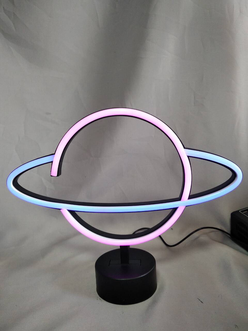 Planet-Shaped Neon Tube Light with 30×8×34cm Black Round Base, Futuristic Cosmic LED Decorative Lamp for Space-Themed Rooms