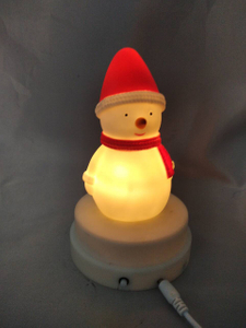 Snowman-shaped lamp with magnetic rotating base