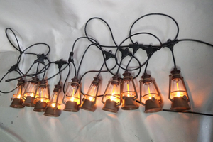 10-LED Vintage Kerosene Lamp with Brown Plastic Globe | Flame-Effect Lighting, Battery-Powered & Portable