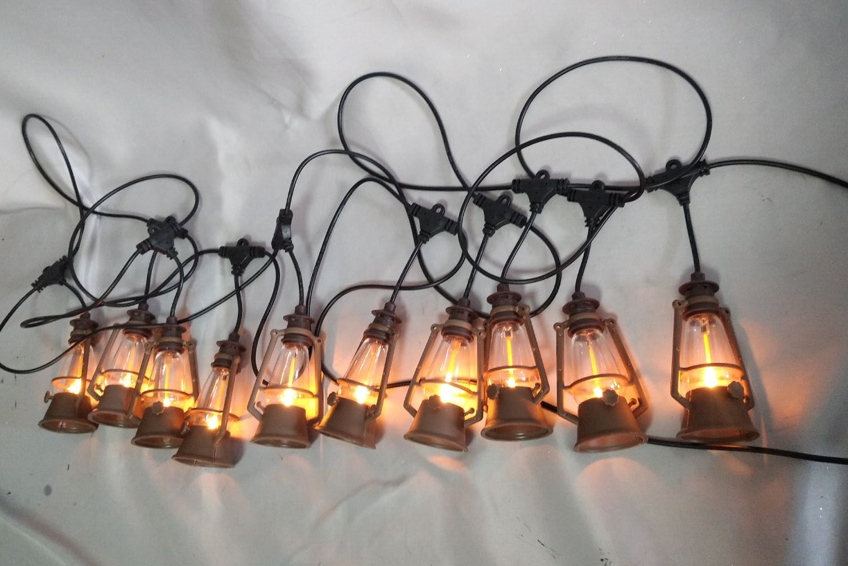 10-LED Vintage Kerosene Lamp with Brown Plastic Globe | Flame-Effect Lighting, Battery-Powered & Portable