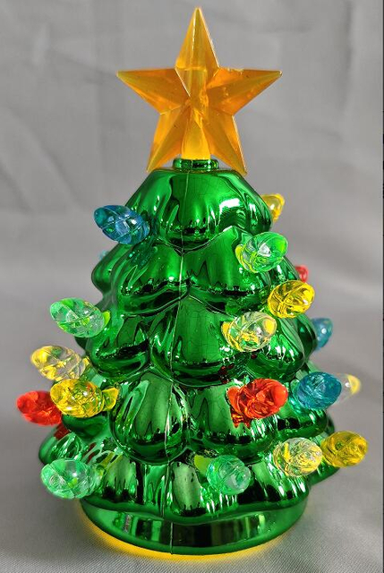 Mini Green Christmas Tree (8.5×8.5×11cm) | Single LED Warm Yellow Light (2700K, 3lm) | 3V Button Battery Powered
