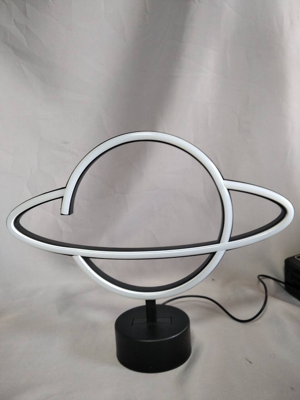 Planet-Shaped Neon Tube Light with 30×8×34cm Black Round Base, Futuristic Cosmic LED Decorative Lamp for Space-Themed Rooms