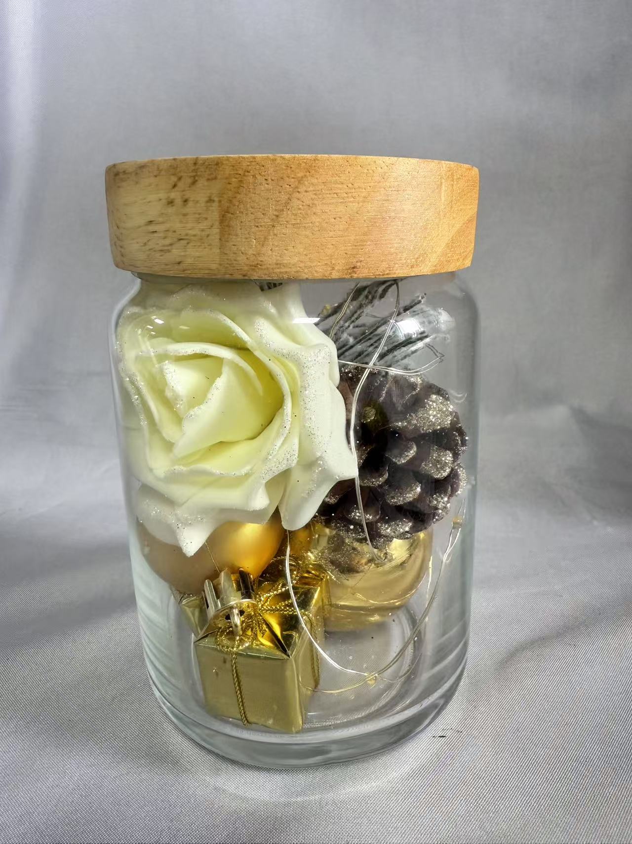 Preserved Flower Bouquet in Sealed Golden Glass Jar (9.5cm Dia × 14.5cm H), with 4:1 Blinking Fairy Wire Lights (AA×2 Battery-Powered), Elegant Tabletop Decor for Gifts/Home
