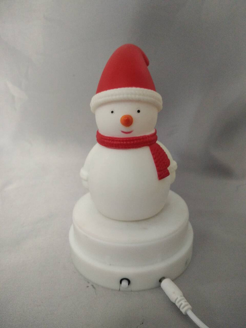 Snowman-shaped lamp with magnetic rotating base