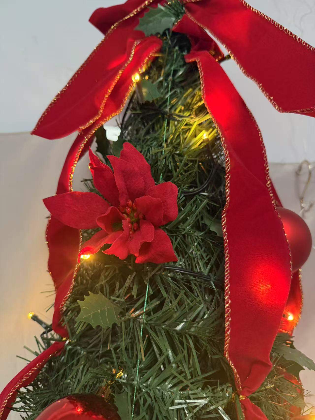 1.5M Half-Wall Christmas Tree (Red PVC Branches) | 60cm Width | 3-Tier Metal Frame (7cm Wall Mount + 3×27cm Support Bars) | 100-LED F5 Warm White Lights (2700K, 5lm/Light) | 10m Copper Wire (IP44 Wate