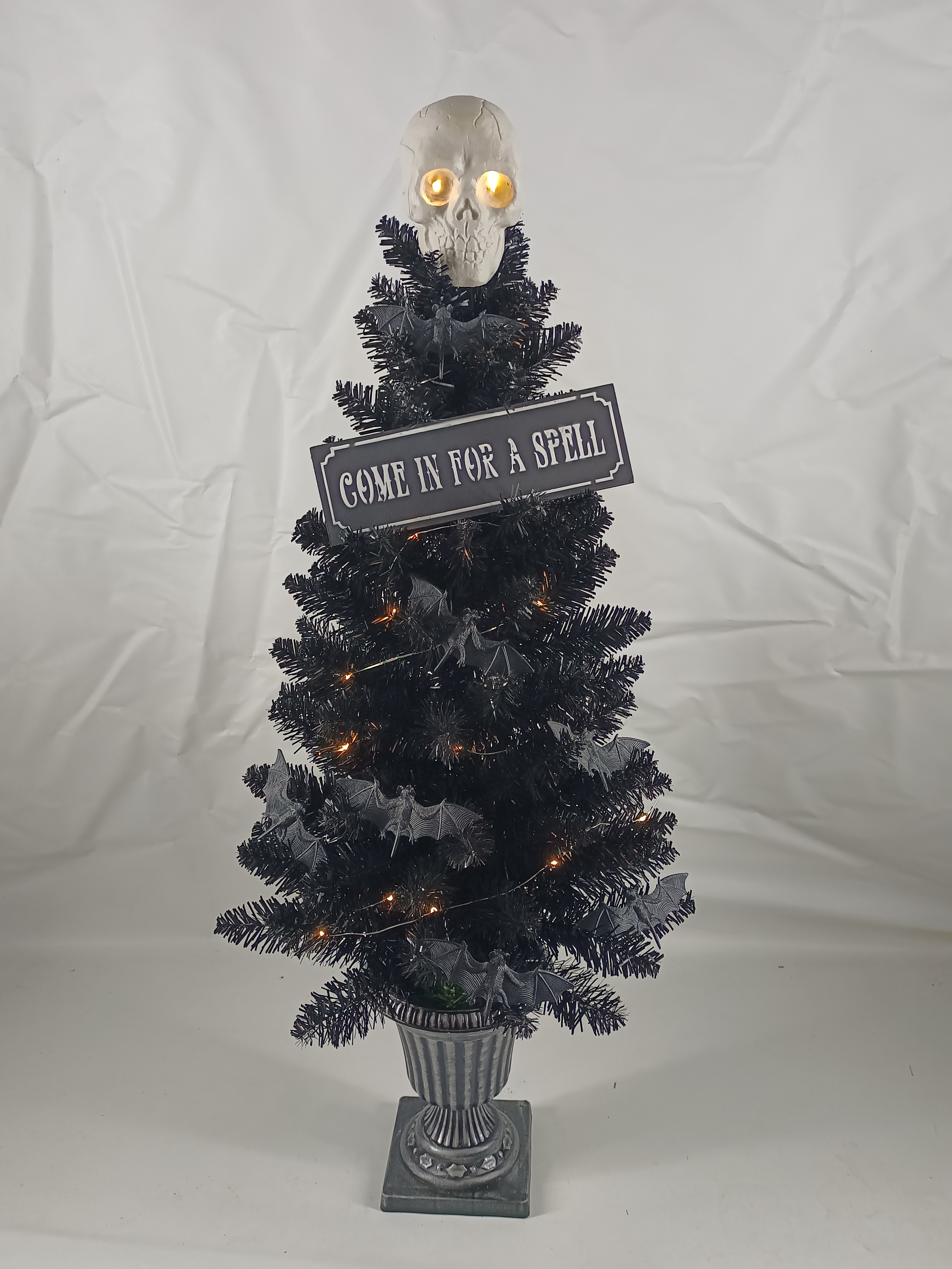 Ordinary Christmas tree HW - 4