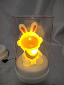 Flat-spinning rabbit-shaped lamp with base + plastic cover