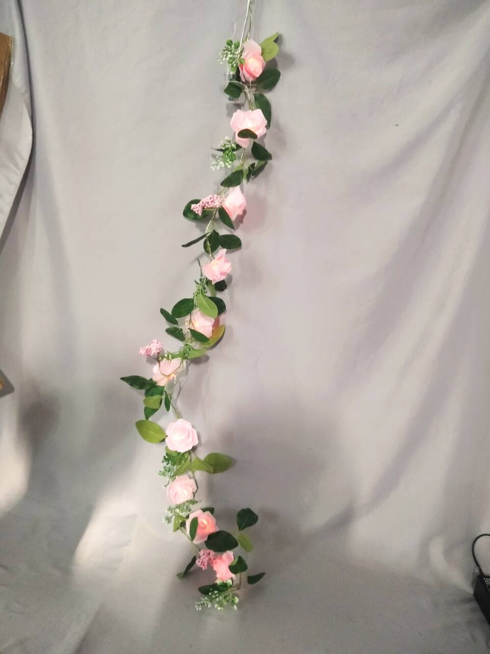 Rose-Shaped LED String Light - 8cm Diameter Blooms with Transparent AA*2 Battery Case, Ideal for Romantic/Decorative Lighting
